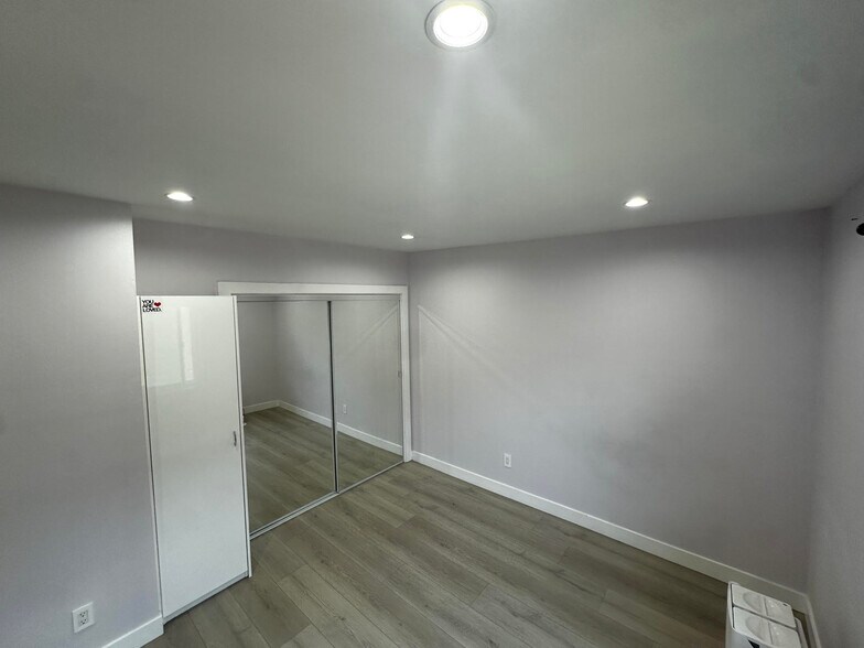 Building Photo - 7432 Hazeltine Ave