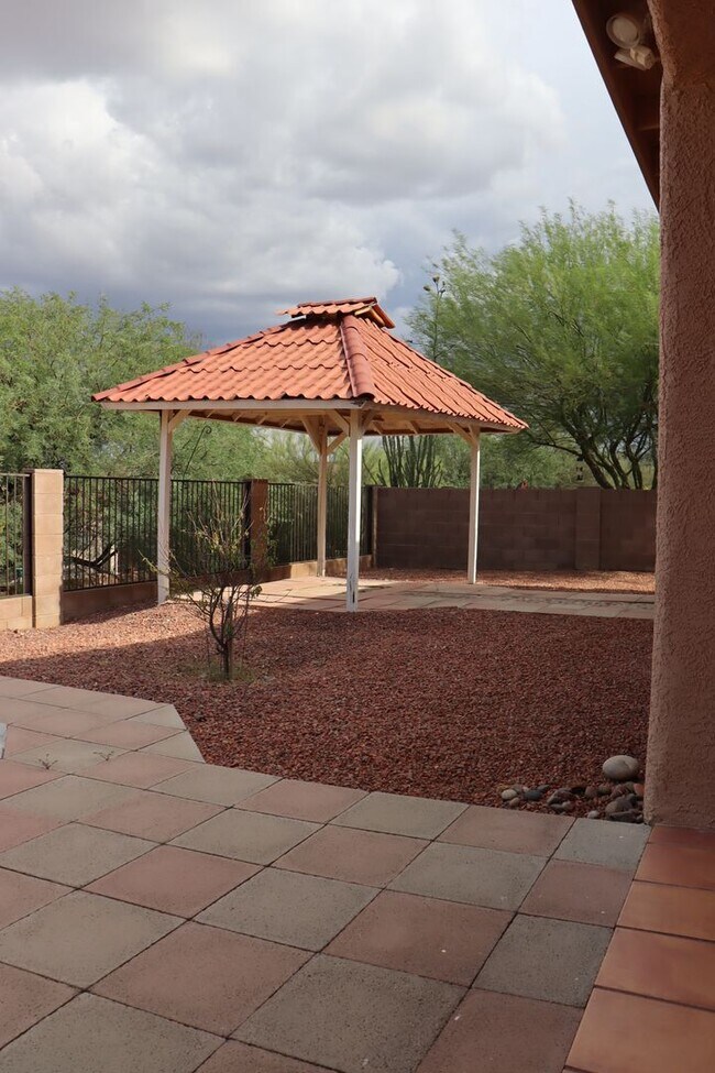 Building Photo - Beautiful West Side Home in Gated Community