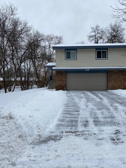 Two stories all yours - 6228 Magnolia Ln N