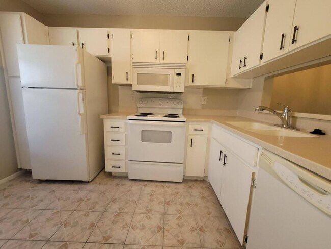 Building Photo - 2917 Wainwright Ct