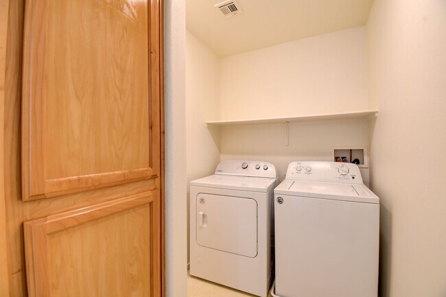 Building Photo - 3 Bed Home - Open Floor Design - Community Pool - New Everything Inside