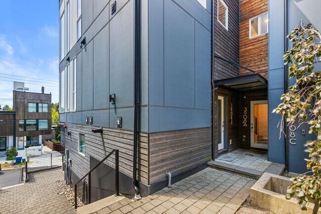 Building Photo - Stunning Columbia City Townhome w/ Views and Air Conditioning