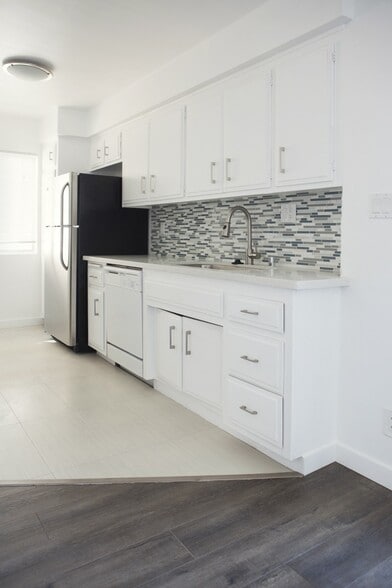 Primary Photo - Park Plaza Apartments