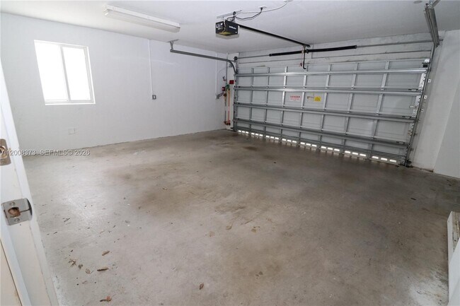 Building Photo - 605 NE 28th St