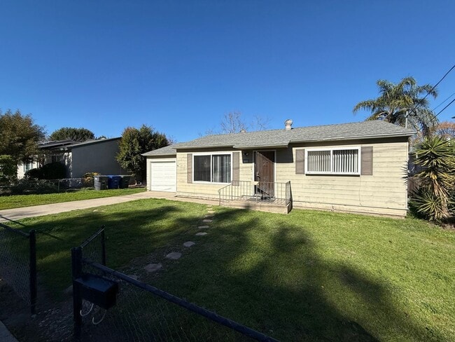Building Photo - Beautiful 2 Bedroom 1 Bath home in well desired El Cajon neighborhood