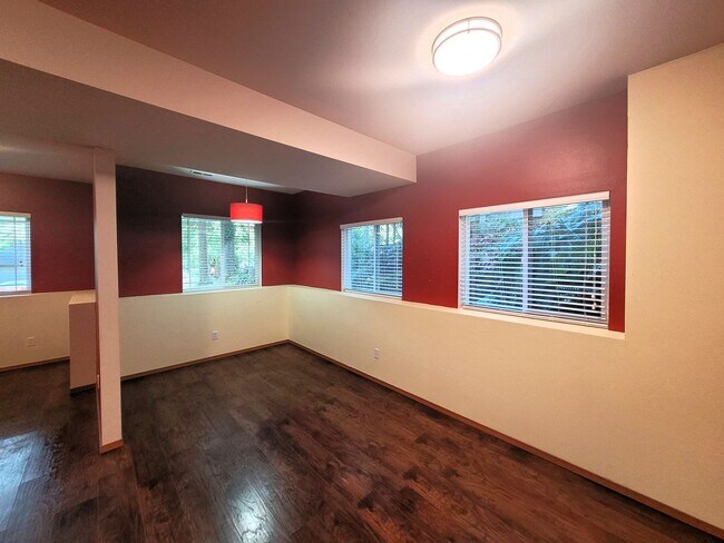 Building Photo - Spacious 3 Bedroom Home with Garage