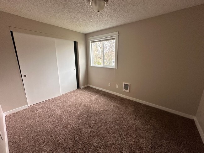 Building Photo - 912-916 NE Hacienda Ct