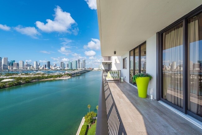 Building Photo - 1000 Venetian Way