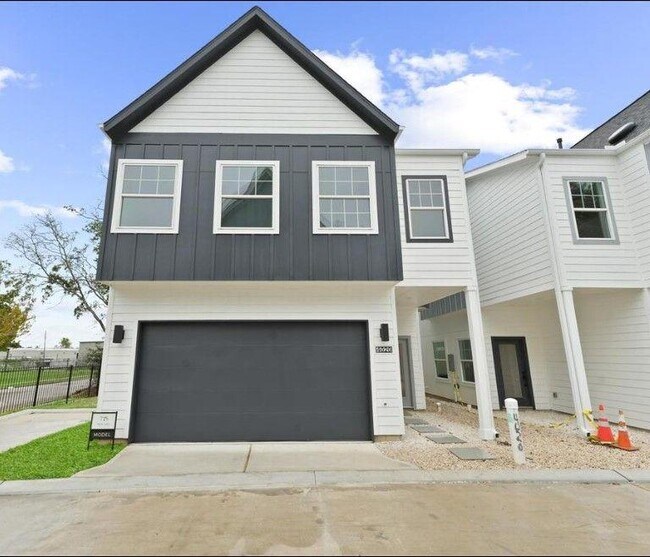 Building Photo - 4028 Northfield Ln