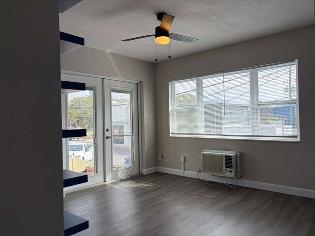 Building Photo - P233 - Lynd #9