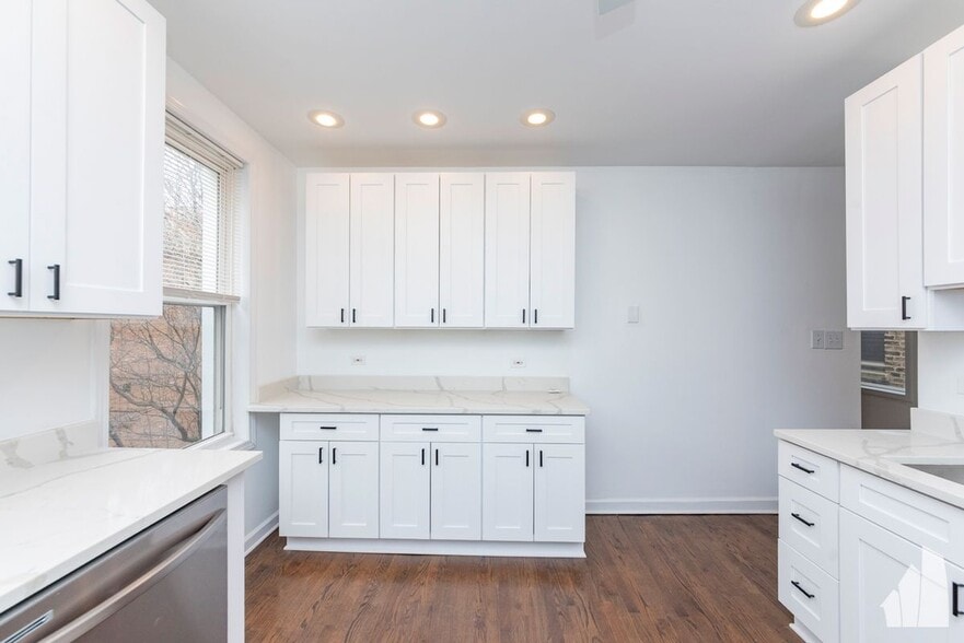 Building Photo - 1426 N Greenview Ave