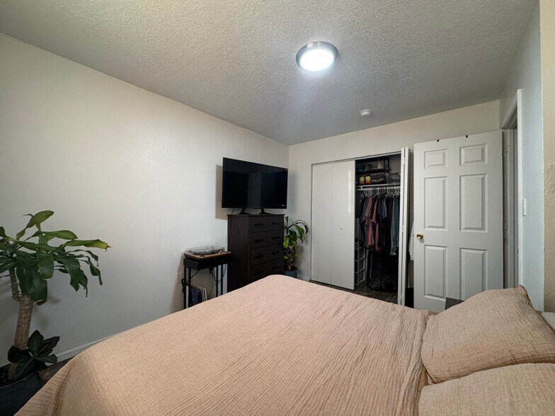 Building Photo - 652 Vancouver Rd SE