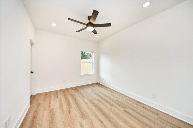 Building Photo - 932 South Ln