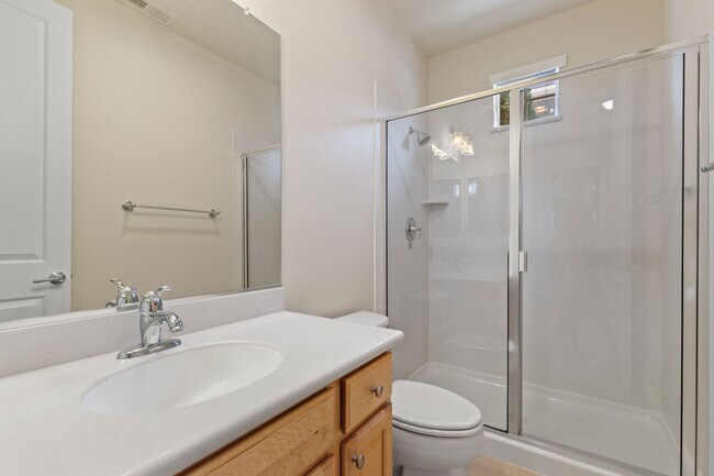 Building Photo - Gated Somersett Home!