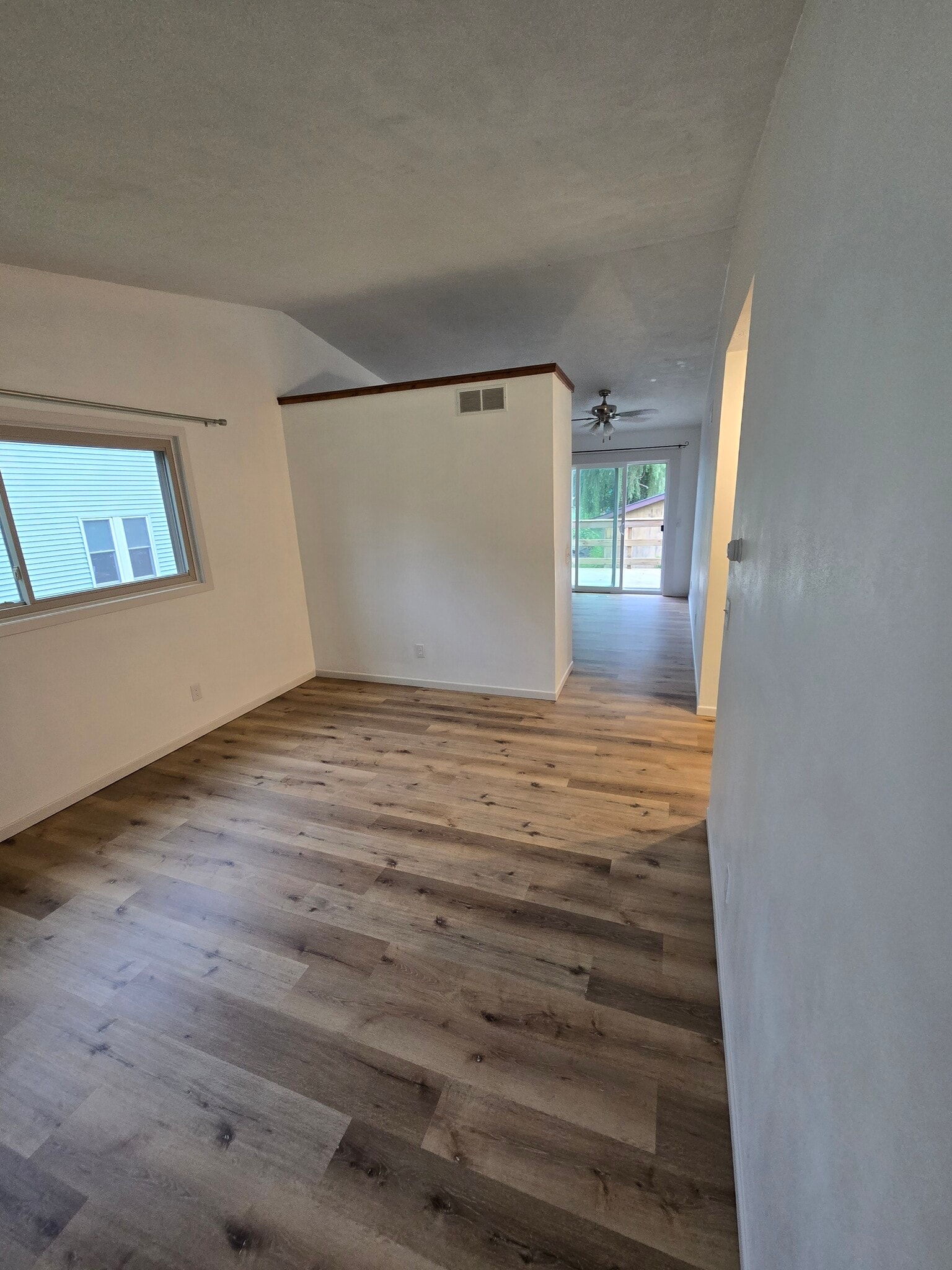 Building Photo - 1542 W River Dr