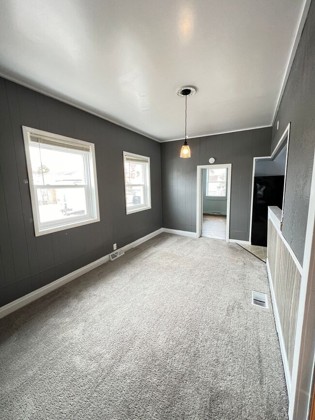 Building Photo - AVAILABLE JUNE - 4 Bed 1 Bath House in the...