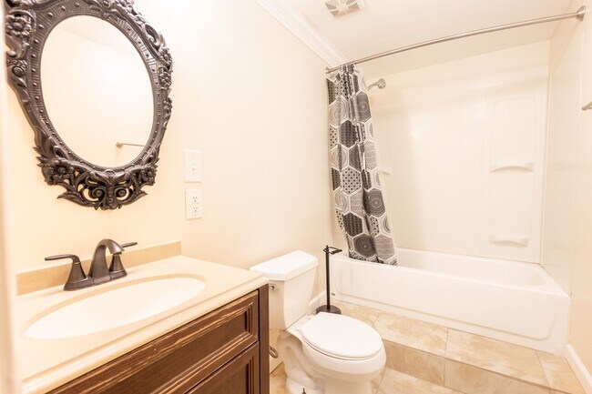 Building Photo - Beautiful 3 BR/2.5 BA Townhome in Millersv...