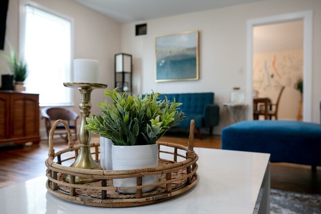 Building Photo - 215 E 8th St