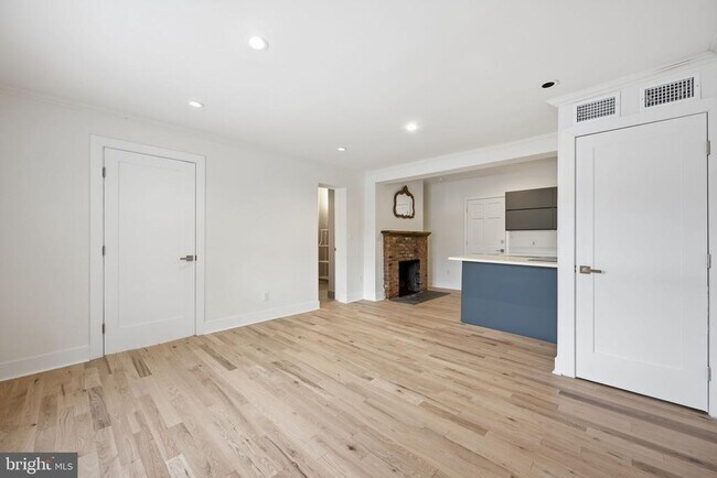 Building Photo - 1419 Wisconsin Ave NW