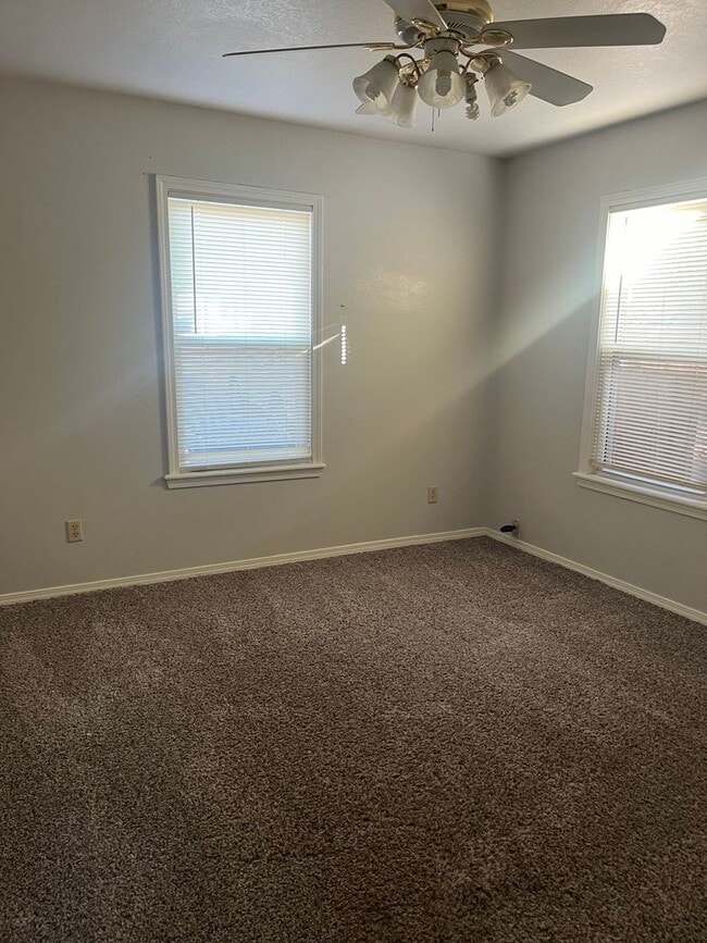 Building Photo - MOVE IN SPECIAL 2 bedroom 1 bath house