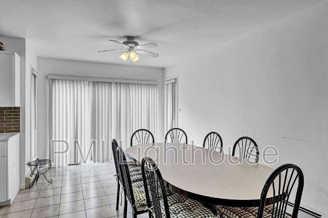 Building Photo - 2 Carlyle Dr