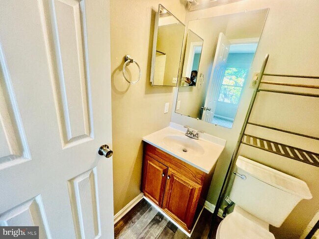 Building Photo - 4704 S Park Ct