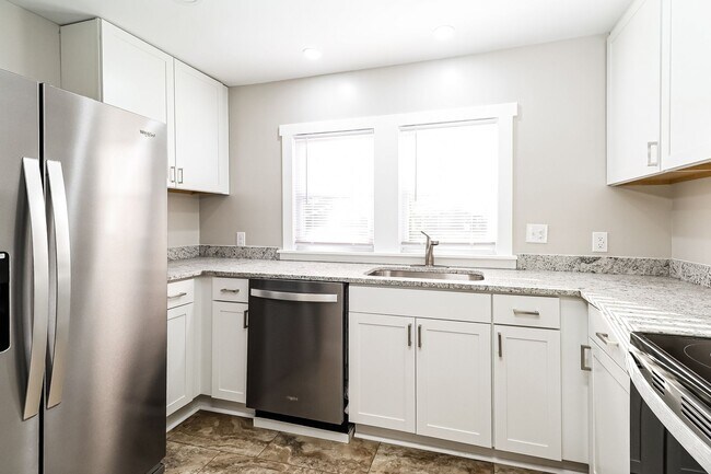 Building Photo - 2/1 House - Just Renovated Kitchen & Bath