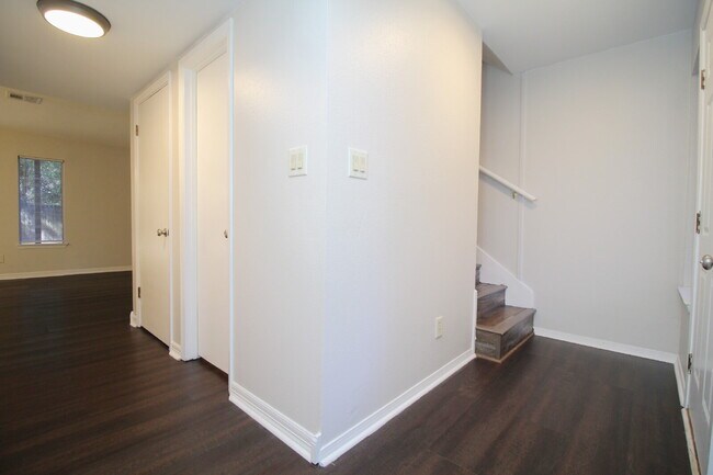 Building Photo - Spacious 3BR Townhome Near Pensacola State College with Flex Room, Private Balcony & Fenced Backy...
