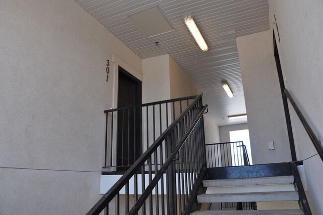 Building Photo - 3 bedroom, 2 bathroom house located in the...