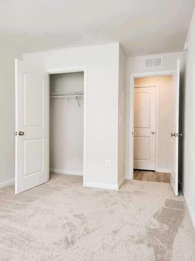 Building Photo - Immaculate 3 bedroom townhouse centrally located in Bon Air
