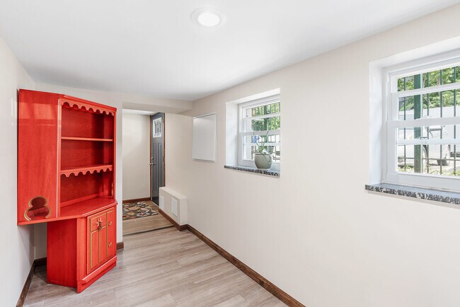 Building Photo - 1301 W Nelson St