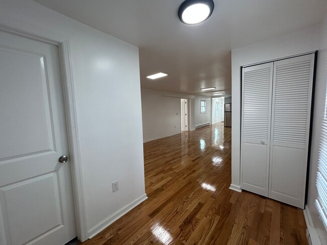 Building Photo - Newly Renovated 5 Bedroom 2 Bathroom Singl...