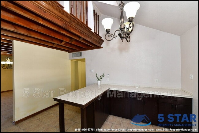 Building Photo - 908 Bolivia St