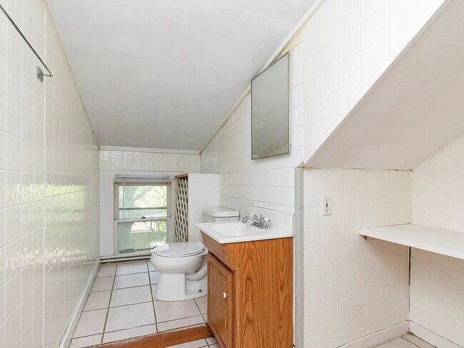 Building Photo - "Charming 2-Bedroom Gem with Ample Space on Cottage Grove Avenue!"