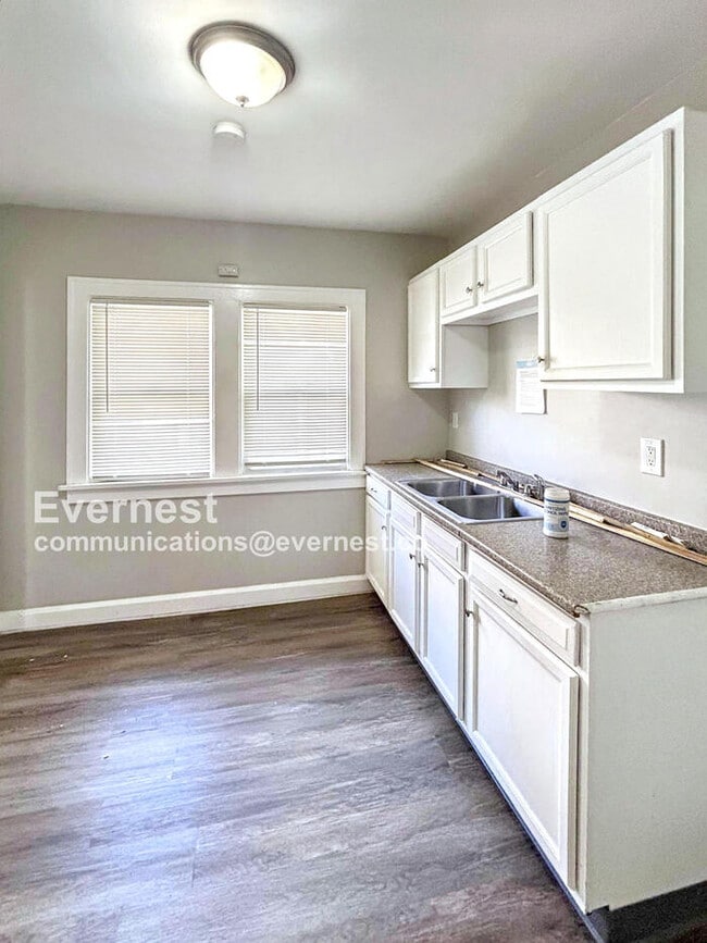 Building Photo - 931 Helmsdale Rd