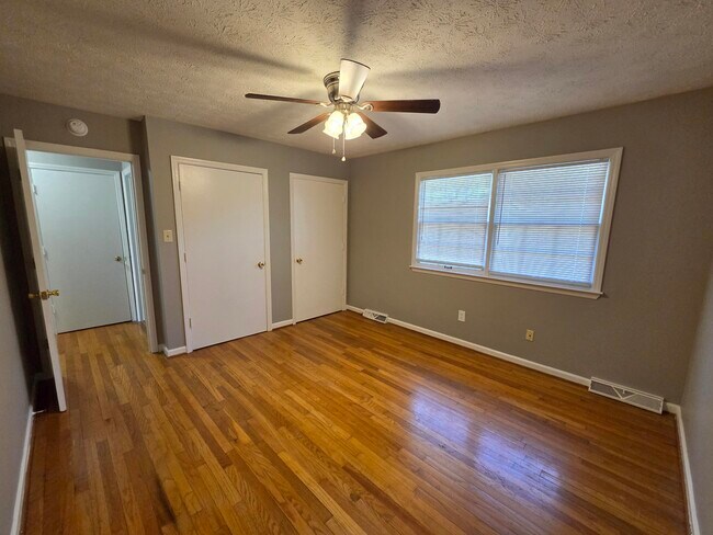 Building Photo - 3411 Sutherland Dr