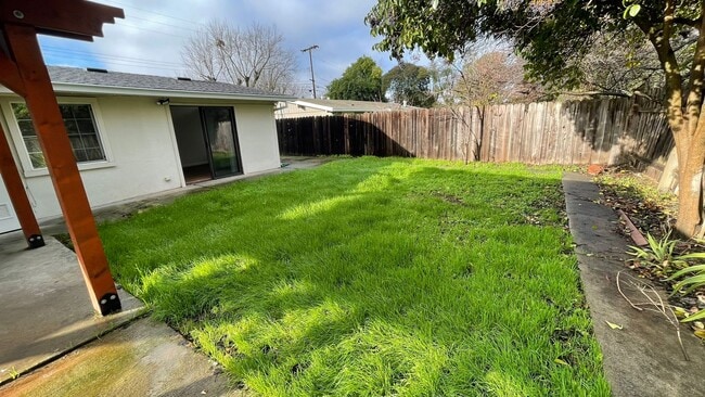 Building Photo - Beautiful 3 bedroom 2 bathroom home, updated kitchen & baths plus 1 car garage!