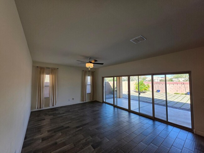 Building Photo - 2756 E Hickory St