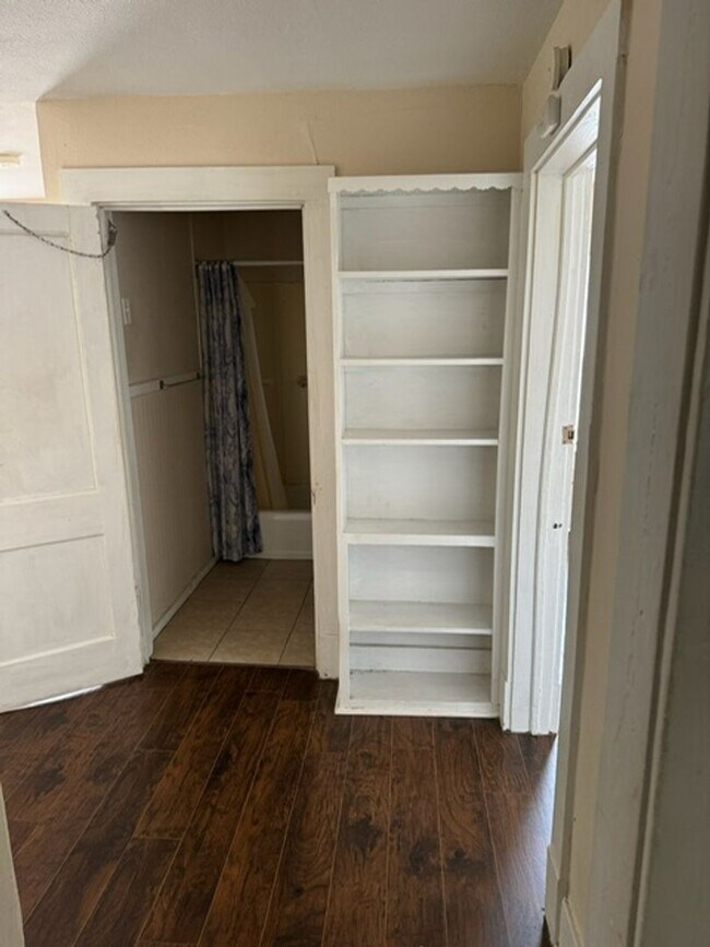 Building Photo - 2 bed/ 1 bath single family home