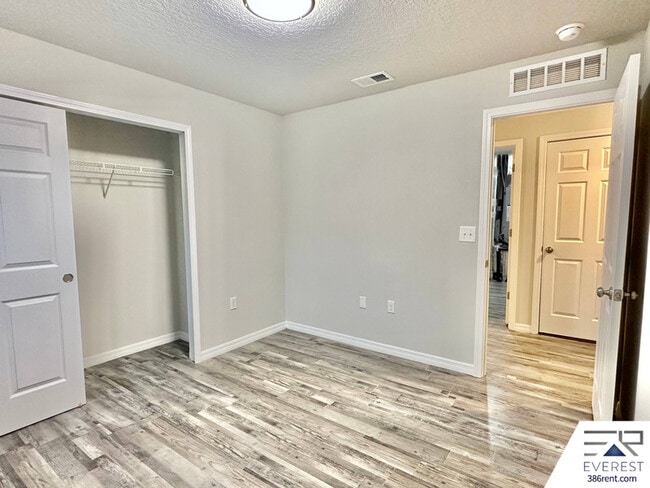 Building Photo - 10 Ryall Ln