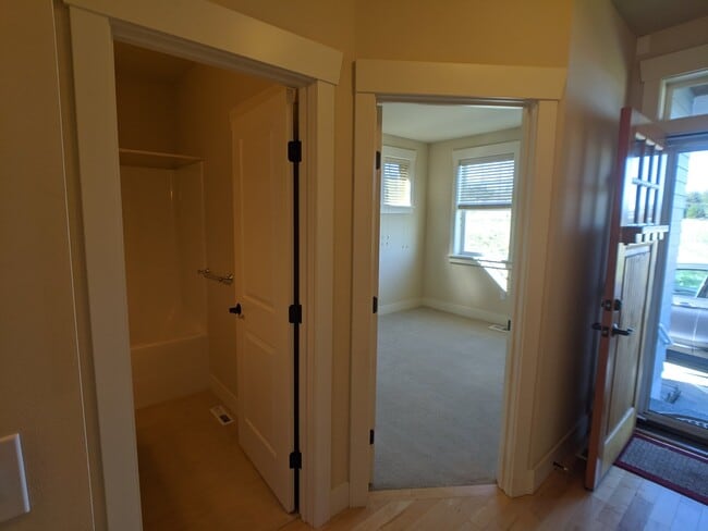 Building Photo - Very nice 2 bed, 2 bath, 1 car garage in S...