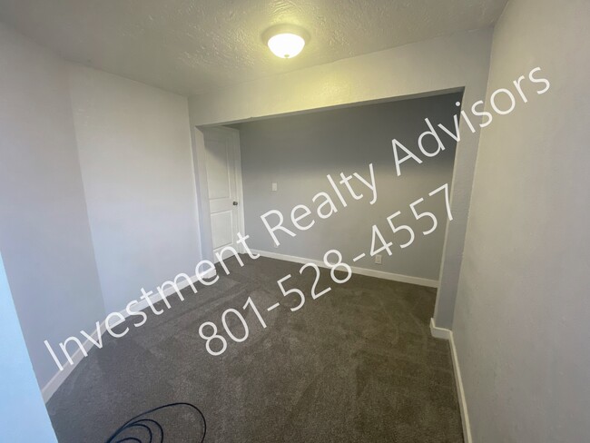 Building Photo - Renovated Apartment in Murray!