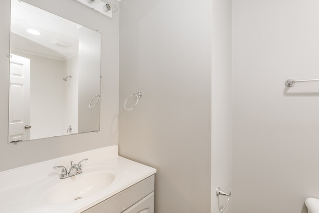 Building Photo - Beautifully Renovated 3-Bedroom