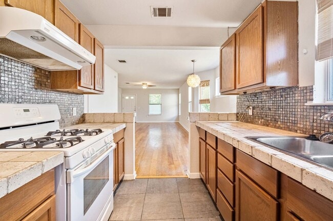 Building Photo - Charming East Austin 2 Bedroom, 2 Bath Home off of Cesar Chavez
