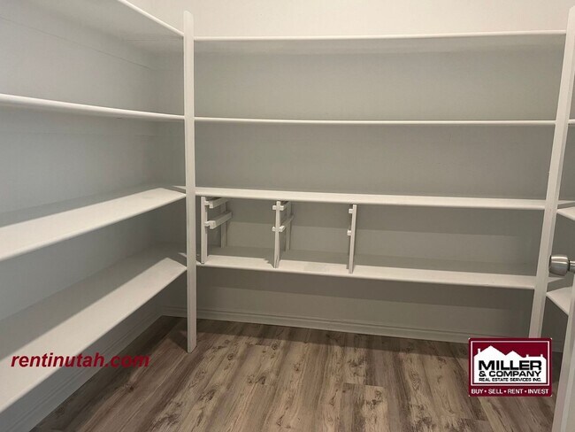 Building Photo - Beautiful newly remodeled home in Sandy Fo...