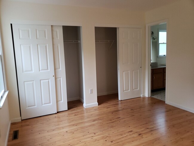 Building Photo - 3 Bedroom, 2 Bath, Sun room and 1 car gara...