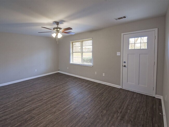Building Photo - UPDATED 3 bed, 2 bath in Millington.