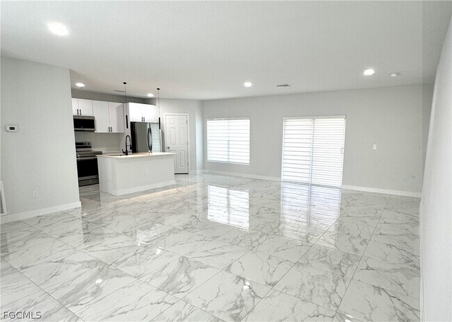 Building Photo - 825 Porter St E