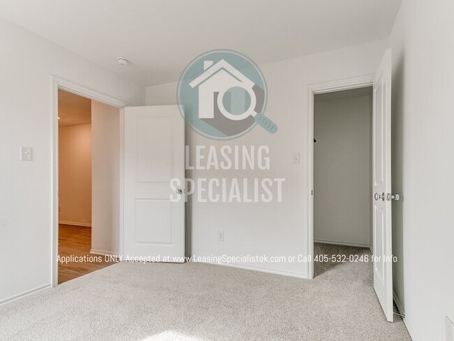 Building Photo - MOVE IN SPECIAL on This Spacious 3 Bed 2 B...