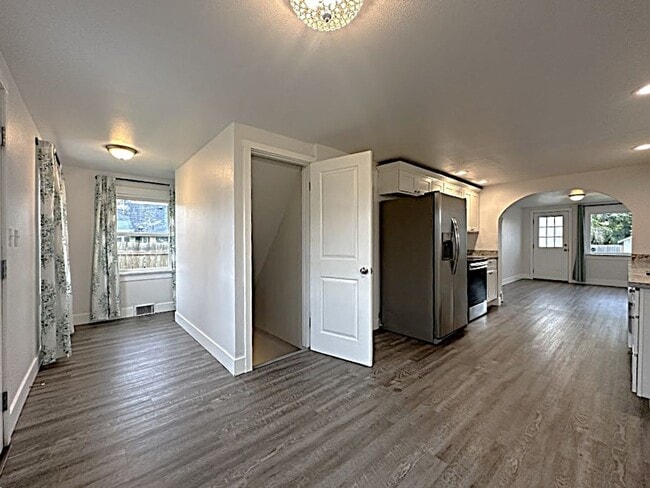 Building Photo - Cozy Meets Chic – 2BR Home with Outdoor Bliss!